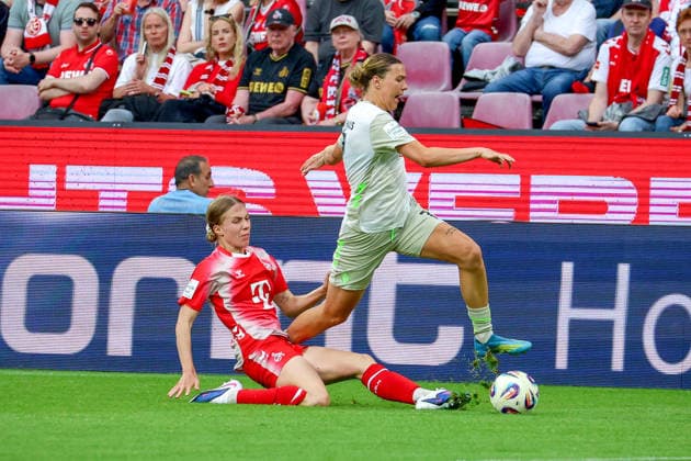 02.05.2026, xsscx, Frauen Fussball, 1. FC Köln - Werder Bremen, 1. Fussball Bundesliga, 24. Spieltag, RheinEnergie-Stadion, Saison 2025 2026: Celina Degen (1. FC Köln 5) im Zweikampf gegen Larissa Mühlhaus (Werder Bremen 7) DFB regulations prohibit any use of photographs as image sequences and or quasi-video. Photo: xSandraxScherningxPressefotoKochx Nordrhein-Westfalen Germany