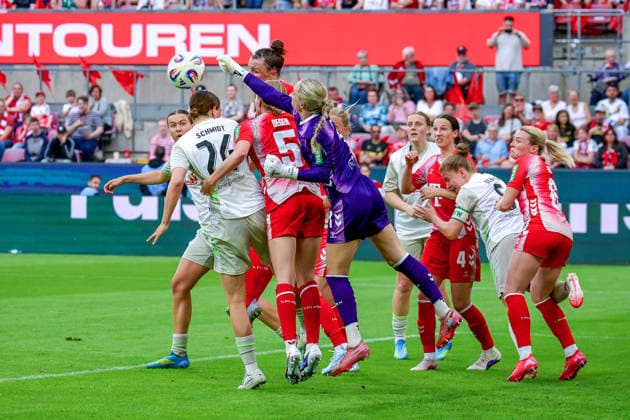 02.05.2026, xsscx, Frauen Fussball, 1. FC Köln - Werder Bremen, 1. Fussball Bundesliga, 24. Spieltag, RheinEnergie-Stadion, Saison 2025 2026: Lisa Schmitz (1. FC Köln 1) wehrt einen Angriff von Werder Bremen ab DFB regulations prohibit any use of photographs as image sequences and or quasi-video. Photo: xSandraxScherningxPressefotoKochx Nordrhein-Westfalen Germany