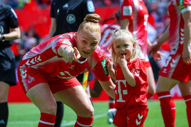 02.05.2026, xsscx, Frauen Fussball, 1. FC Köln - Werder Bremen, 1. Fussball Bundesliga, 24. Spieltag, RheinEnergie-Stadion, Saison 2025 2026: Laura Vogt (1. FC Köln 8) zeigt einem Mädchen den Weg vom Feld DFB regulations prohibit any use of photographs as image sequences and or quasi-video. Photo: xSandraxScherningxPressefotoKochx Nordrhein-Westfalen Germany