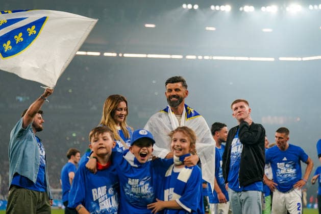 Deutschland: Fussball 2. Bundesliga 2025 - 2026, 32. Spieltag - FC Schalke 04 vs Fortuna Düsseldorf - Veltins Arena (Schalke): Miron Muslic (Trainer, Schalke 04) mit Familie und Fahne von Bosnien und Herzegowina