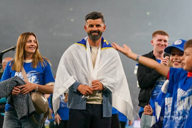 Deutschland: Fussball 2. Bundesliga 2025 - 2026, 32. Spieltag - FC Schalke 04 vs Fortuna Düsseldorf - Veltins Arena (Schalke): Miron Muslic (Trainer, Schalke 04) mit Familie und Fahne von Bosnien und Herzegowina