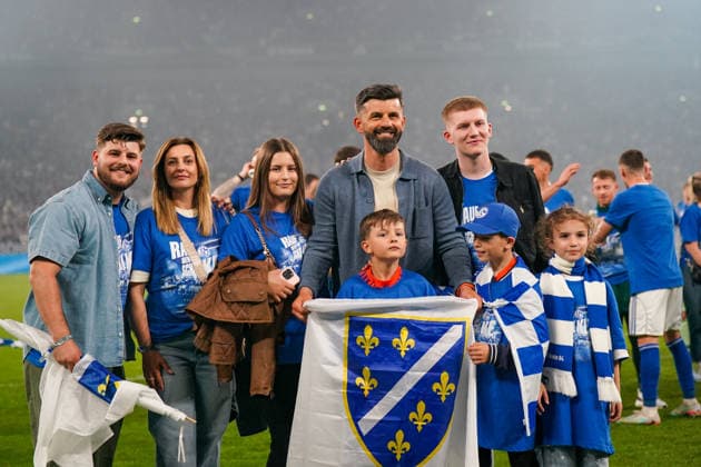 Deutschland: Fussball 2. Bundesliga 2025 - 2026, 32. Spieltag - FC Schalke 04 vs Fortuna Düsseldorf - Veltins Arena (Schalke): Miron Muslic (Trainer, Schalke 04) mit Familie und Fahne von Bosnien und Herzegowina