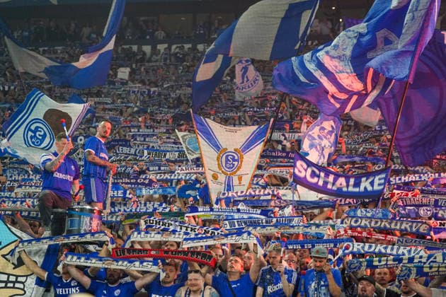 Deutschland: Fussball 2. Bundesliga 2025 - 2026, 32. Spieltag - FC Schalke 04 vs Fortuna Düsseldorf - Veltins Arena (Schalke): Gelsenkirchen, Deutschland, Europa, FC Schalke 04 Fans, Veltins Arena, Tribüne, Fankultur, Ultras, Nordkurve, Fahnen, Banner, Schals, Choreografie, Stimmung, Support, Fußball, 2. Bundesliga, Aufstiegskampf, Emotionen, Gesänge, Trommeln, Vereinsfarben blau-weiß, Stadionatmosphäre, Großaufnahme, Masse, Event, Sportfotografie, Medienbild, Crowd, Leidenschaft, Ruhrgebiet