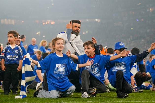 Deutschland: Fussball 2. Bundesliga 2025 - 2026, 32. Spieltag - FC Schalke 04 vs Fortuna Düsseldorf - Veltins Arena (Schalke): Miron Muslic (Trainer, Schalke 04) mit Familie und Fahne von Bosnien und Herzegowina