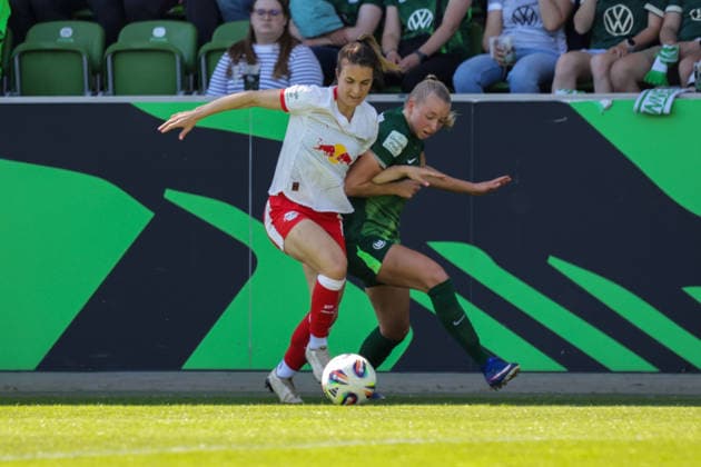 02.05.2026, xgrfx, Fussball Google Pixel Frauen-Bundesliga, VfL Wolfsburg - RB Leipzig v.l. Sandra Starke (RB Leipzig), Ella Peddemors (VfL Wolfsburg) (DFL DFB REGULATIONS PROHIBIT ANY USE OF PHOTOGRAPHS as IMAGE SEQUENCES and or QUASI-VIDEO) Wolfsburg