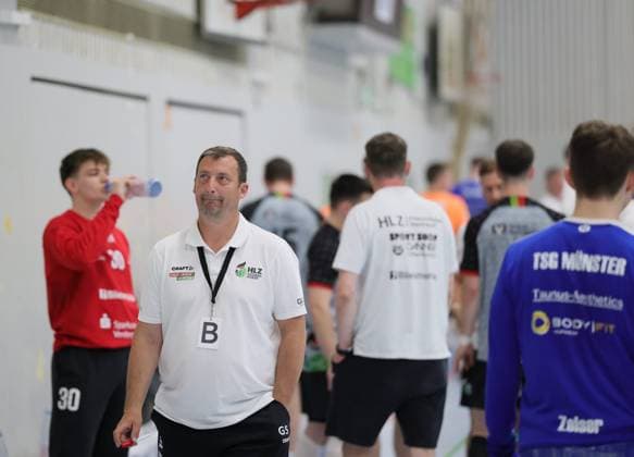 Deutschland - Kelkheim - Münster - 02.05.2026 Handball - Hessen - 3. Liga - Staffel Süd-West - Herren 2025 2026 (27. Spieltag) TSG Münster (blau) - HLZ Friesenheim-Hochdorf II (grau) v.l. Trainer Gabriel Schmiedt (FRIESENHEIM II) TSG Münster - HLZ Friesenheim-Hochdorf II