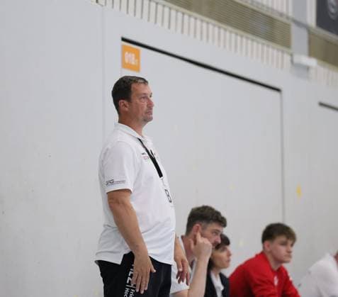 Deutschland - Kelkheim - Münster - 02.05.2026 Handball - Hessen - 3. Liga - Staffel Süd-West - Herren 2025 2026 (27. Spieltag) TSG Münster (blau) - HLZ Friesenheim-Hochdorf II (grau) v.l. Trainer Gabriel Schmiedt (FRIESENHEIM II) TSG Münster - HLZ Friesenheim-Hochdorf II