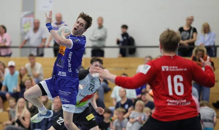 Deutschland - Kelkheim - Münster - 02.05.2026 Handball - Hessen - 3. Liga - Staffel Süd-West - Herren 2025 2026 (27. Spieltag) TSG Münster (blau) - HLZ Friesenheim-Hochdorf II (grau) v.l. Dominik Winzer Manso (TSG MÜNSTER - Nr. 3) TSG Münster - HLZ Friesenheim-Hochdorf II