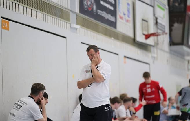 Deutschland - Kelkheim - Münster - 02.05.2026 Handball - Hessen - 3. Liga - Staffel Süd-West - Herren 2025 2026 (27. Spieltag) TSG Münster (blau) - HLZ Friesenheim-Hochdorf II (grau) v.l. Trainer Gabriel Schmiedt (FRIESENHEIM II) TSG Münster - HLZ Friesenheim-Hochdorf II