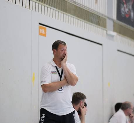 Deutschland - Kelkheim - Münster - 02.05.2026 Handball - Hessen - 3. Liga - Staffel Süd-West - Herren 2025 2026 (27. Spieltag) TSG Münster (blau) - HLZ Friesenheim-Hochdorf II (grau) v.l. Trainer Gabriel Schmiedt (FRIESENHEIM II) TSG Münster - HLZ Friesenheim-Hochdorf II