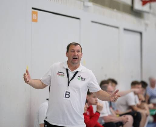 Deutschland - Kelkheim - Münster - 02.05.2026 Handball - Hessen - 3. Liga - Staffel Süd-West - Herren 2025 2026 (27. Spieltag) TSG Münster (blau) - HLZ Friesenheim-Hochdorf II (grau) v.l. Trainer Gabriel Schmiedt (FRIESENHEIM II) TSG Münster - HLZ Friesenheim-Hochdorf II