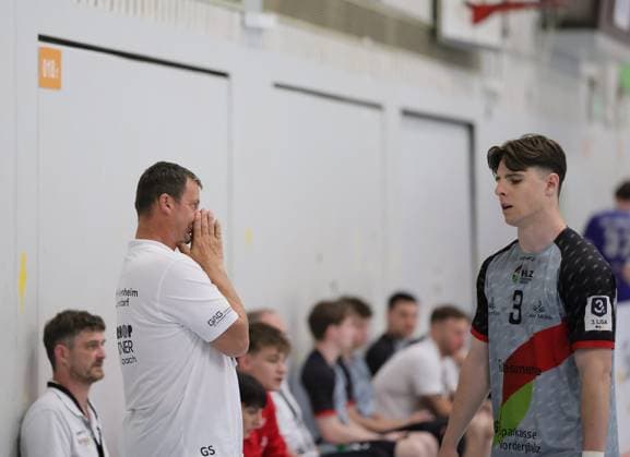 Deutschland - Kelkheim - Münster - 02.05.2026 Handball - Hessen - 3. Liga - Staffel Süd-West - Herren 2025 2026 (27. Spieltag) TSG Münster (blau) - HLZ Friesenheim-Hochdorf II (grau) v.l. Trainer Gabriel Schmiedt (FRIESENHEIM II), Moritz Schulz (FRIESENHEIM II - Nr. 3) TSG Münster - HLZ Friesenheim-Hochdorf II