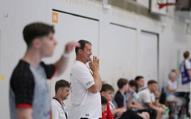 Deutschland - Kelkheim - Münster - 02.05.2026 Handball - Hessen - 3. Liga - Staffel Süd-West - Herren 2025 2026 (27. Spieltag) TSG Münster (blau) - HLZ Friesenheim-Hochdorf II (grau) v.l. Trainer Gabriel Schmiedt (FRIESENHEIM II) TSG Münster - HLZ Friesenheim-Hochdorf II
