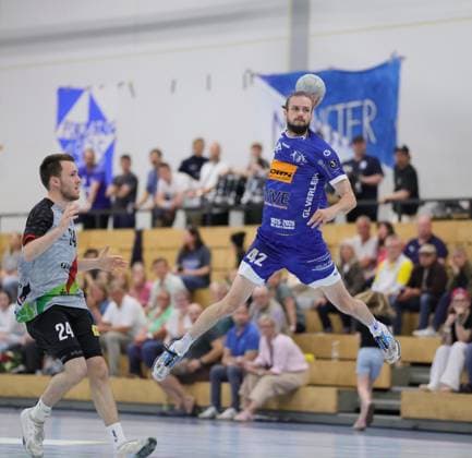 Deutschland - Kelkheim - Münster - 02.05.2026 Handball - Hessen - 3. Liga - Staffel Süd-West - Herren 2025 2026 (27. Spieltag) TSG Münster (blau) - HLZ Friesenheim-Hochdorf II (grau) v.l. Niclas Josten (FRIESENHEIM II - Nr. 24), Patrick Weber (TSG MÜNSTER - Nr. 42) TSG Münster - HLZ Friesenheim-Hochdorf II