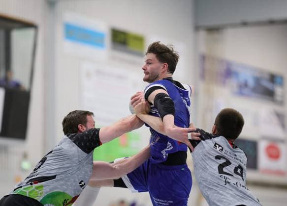 Deutschland - Kelkheim - Münster - 02.05.2026 Handball - Hessen - 3. Liga - Staffel Süd-West - Herren 2025 2026 (27. Spieltag) TSG Münster (blau) - HLZ Friesenheim-Hochdorf II (grau) v.l. Alexander Bender (FRIESENHEIM II - Nr. 15), Jonas Schneider (TSG MÜNSTER - Nr. 5), Niclas Josten (FRIESENHEIM II - Nr. 24) TSG Münster - HLZ Friesenheim-Hochdorf II