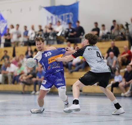 Deutschland - Kelkheim - Münster - 02.05.2026 Handball - Hessen - 3. Liga - Staffel Süd-West - Herren 2025 2026 (27. Spieltag) TSG Münster (blau) - HLZ Friesenheim-Hochdorf II (grau) v.l. Jonas Ulshöfer (TSG MÜNSTER - Nr. 13), Lars Thiele (FRIESENHEIM II - Nr. 4) TSG Münster - HLZ Friesenheim-Hochdorf II