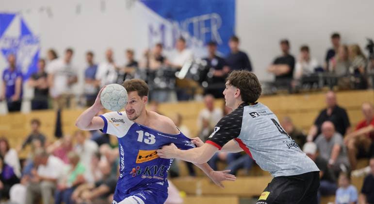 Deutschland - Kelkheim - Münster - 02.05.2026 Handball - Hessen - 3. Liga - Staffel Süd-West - Herren 2025 2026 (27. Spieltag) TSG Münster (blau) - HLZ Friesenheim-Hochdorf II (grau) v.l. Jonas Ulshöfer (TSG MÜNSTER - Nr. 13), Lars Thiele (FRIESENHEIM II - Nr. 4) TSG Münster - HLZ Friesenheim-Hochdorf II