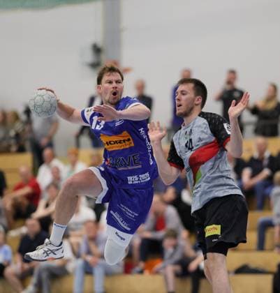 Deutschland - Kelkheim - Münster - 02.05.2026 Handball - Hessen - 3. Liga - Staffel Süd-West - Herren 2025 2026 (27. Spieltag) TSG Münster (blau) - HLZ Friesenheim-Hochdorf II (grau) v.l. Jonas Ulshöfer (TSG MÜNSTER - Nr. 13), Niclas Josten (FRIESENHEIM II - Nr. 24) TSG Münster - HLZ Friesenheim-Hochdorf II