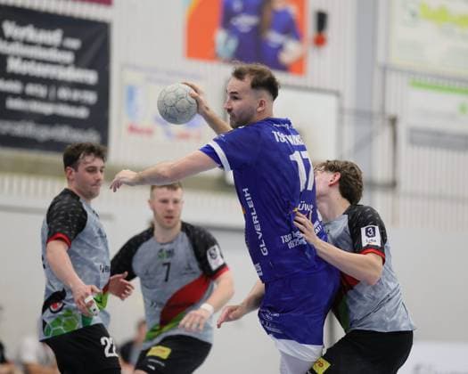 Deutschland - Kelkheim - Münster - 02.05.2026 Handball - Hessen - 3. Liga - Staffel Süd-West - Herren 2025 2026 (27. Spieltag) TSG Münster (blau) - HLZ Friesenheim-Hochdorf II (grau) v.l. Kenneth Fuhrig (TSG MÜNSTER - Nr. 17), Lars Thiele (FRIESENHEIM II - Nr. 4) TSG Münster - HLZ Friesenheim-Hochdorf II