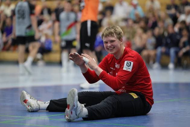 Deutschland - Kelkheim - Münster - 02.05.2026 Handball - Hessen - 3. Liga - Staffel Süd-West - Herren 2025 2026 (27. Spieltag) TSG Münster (blau) - HLZ Friesenheim-Hochdorf II (grau) v.l. Philipp Wenning (FRIESENHEIM II - Nr. 16) TSG Münster - HLZ Friesenheim-Hochdorf II