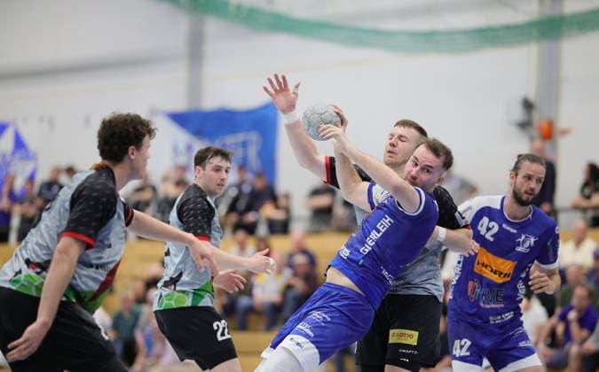 Deutschland - Kelkheim - Münster - 02.05.2026 Handball - Hessen - 3. Liga - Staffel Süd-West - Herren 2025 2026 (27. Spieltag) TSG Münster (blau) - HLZ Friesenheim-Hochdorf II (grau) v.l. Kenneth Fuhrig (TSG MÜNSTER - Nr. 17) TSG Münster - HLZ Friesenheim-Hochdorf II