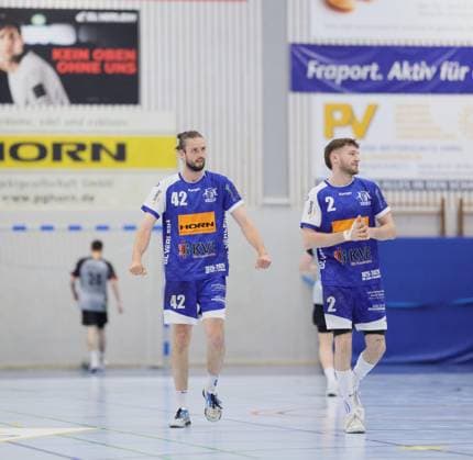 Deutschland - Kelkheim - Münster - 02.05.2026 Handball - Hessen - 3. Liga - Staffel Süd-West - Herren 2025 2026 (27. Spieltag) TSG Münster (blau) - HLZ Friesenheim-Hochdorf II (grau) v.l. Patrick Weber (TSG MÜNSTER - Nr. 42), Timo Treber (TSG MÜNSTER - Nr. 2) TSG Münster - HLZ Friesenheim-Hochdorf II