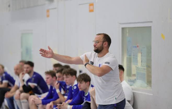 Deutschland - Kelkheim - Münster - 02.05.2026 Handball - Hessen - 3. Liga - Staffel Süd-West - Herren 2025 2026 (27. Spieltag) TSG Münster (blau) - HLZ Friesenheim-Hochdorf II (grau) v.l. Trainer Daniel Wernig (TSG MÜNSTER) TSG Münster - HLZ Friesenheim-Hochdorf II