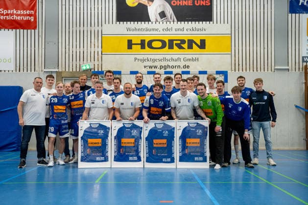 Deutschland - Kelkheim - Münster - 02.05.2026 Handball - Hessen - 3. Liga - Staffel Süd-West - Herren 2025 2026 (27. Spieltag) TSG Münster (blau) - HLZ Friesenheim-Hochdorf II (grau) v.l. Abschied von Michael Kilp (TSG MÜNSTER), Trainer Daniel Wernig (TSG MÜNSTER), Matic Grusovnik (TSG MÜNSTER - Nr. 10), Sebastian Frieman (TSG MÜNSTER) TSG Münster - HLZ Friesenheim-Hochdorf II