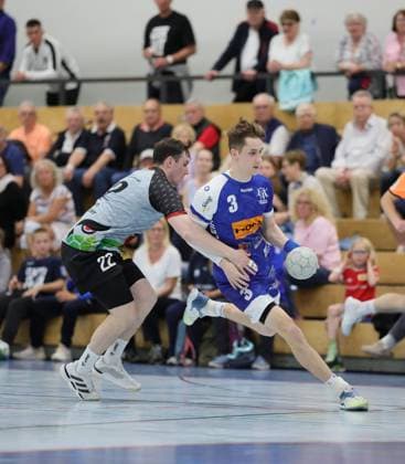 Deutschland - Kelkheim - Münster - 02.05.2026 Handball - Hessen - 3. Liga - Staffel Süd-West - Herren 2025 2026 (27. Spieltag) TSG Münster (blau) - HLZ Friesenheim-Hochdorf II (grau) v.l. Marcel Reis (FRIESENHEIM II - Nr. 22), Dominik Winzer Manso (TSG MÜNSTER - Nr. 3) TSG Münster - HLZ Friesenheim-Hochdorf II