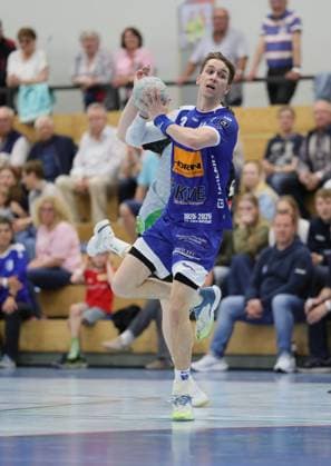 Deutschland - Kelkheim - Münster - 02.05.2026 Handball - Hessen - 3. Liga - Staffel Süd-West - Herren 2025 2026 (27. Spieltag) TSG Münster (blau) - HLZ Friesenheim-Hochdorf II (grau) v.l. Dominik Winzer Manso (TSG MÜNSTER - Nr. 3) TSG Münster - HLZ Friesenheim-Hochdorf II