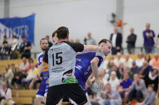 Deutschland - Kelkheim - Münster - 02.05.2026 Handball - Hessen - 3. Liga - Staffel Süd-West - Herren 2025 2026 (27. Spieltag) TSG Münster (blau) - HLZ Friesenheim-Hochdorf II (grau) v.l. Alexander Bender (FRIESENHEIM II - Nr. 15), Kenneth Fuhrig (TSG MÜNSTER - Nr. 17) TSG Münster - HLZ Friesenheim-Hochdorf II