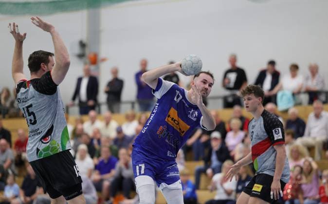 Deutschland - Kelkheim - Münster - 02.05.2026 Handball - Hessen - 3. Liga - Staffel Süd-West - Herren 2025 2026 (27. Spieltag) TSG Münster (blau) - HLZ Friesenheim-Hochdorf II (grau) v.l. Alexander Bender (FRIESENHEIM II - Nr. 15), Kenneth Fuhrig (TSG MÜNSTER - Nr. 17) TSG Münster - HLZ Friesenheim-Hochdorf II