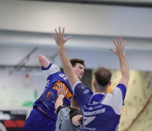 Deutschland - Kelkheim - Münster - 02.05.2026 Handball - Hessen - 3. Liga - Staffel Süd-West - Herren 2025 2026 (27. Spieltag) TSG Münster (blau) - HLZ Friesenheim-Hochdorf II (grau) v.l. Lennart Liebeck (TSG MÜNSTER - Nr. 32) TSG Münster - HLZ Friesenheim-Hochdorf II