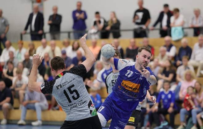 Deutschland - Kelkheim - Münster - 02.05.2026 Handball - Hessen - 3. Liga - Staffel Süd-West - Herren 2025 2026 (27. Spieltag) TSG Münster (blau) - HLZ Friesenheim-Hochdorf II (grau) v.l. Alexander Bender (FRIESENHEIM II - Nr. 15), Kenneth Fuhrig (TSG MÜNSTER - Nr. 17) TSG Münster - HLZ Friesenheim-Hochdorf II