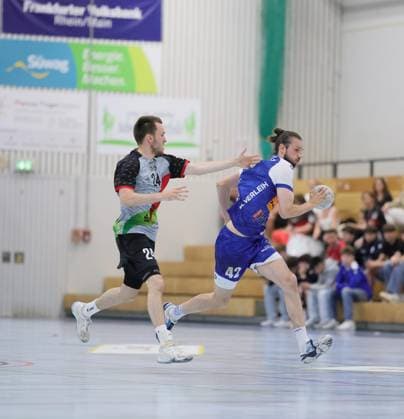Deutschland - Kelkheim - Münster - 02.05.2026 Handball - Hessen - 3. Liga - Staffel Süd-West - Herren 2025 2026 (27. Spieltag) TSG Münster (blau) - HLZ Friesenheim-Hochdorf II (grau) v.l. Niclas Josten (FRIESENHEIM II - Nr. 24), Patrick Weber (TSG MÜNSTER - Nr. 42) TSG Münster - HLZ Friesenheim-Hochdorf II