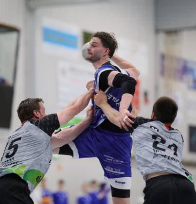 Deutschland - Kelkheim - Münster - 02.05.2026 Handball - Hessen - 3. Liga - Staffel Süd-West - Herren 2025 2026 (27. Spieltag) TSG Münster (blau) - HLZ Friesenheim-Hochdorf II (grau) v.l. Alexander Bender (FRIESENHEIM II - Nr. 15), Jonas Schneider (TSG MÜNSTER - Nr. 5), Niclas Josten (FRIESENHEIM II - Nr. 24) TSG Münster - HLZ Friesenheim-Hochdorf II