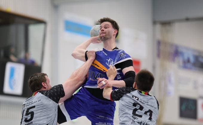 Deutschland - Kelkheim - Münster - 02.05.2026 Handball - Hessen - 3. Liga - Staffel Süd-West - Herren 2025 2026 (27. Spieltag) TSG Münster (blau) - HLZ Friesenheim-Hochdorf II (grau) v.l. Alexander Bender (FRIESENHEIM II - Nr. 15), Jonas Schneider (TSG MÜNSTER - Nr. 5), Niclas Josten (FRIESENHEIM II - Nr. 24) TSG Münster - HLZ Friesenheim-Hochdorf II