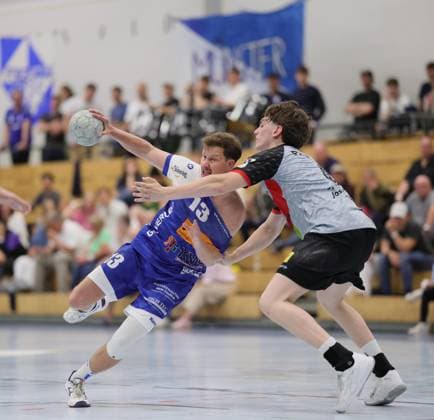 Deutschland - Kelkheim - Münster - 02.05.2026 Handball - Hessen - 3. Liga - Staffel Süd-West - Herren 2025 2026 (27. Spieltag) TSG Münster (blau) - HLZ Friesenheim-Hochdorf II (grau) v.l. Jonas Ulshöfer (TSG MÜNSTER - Nr. 13), Lars Thiele (FRIESENHEIM II - Nr. 4) TSG Münster - HLZ Friesenheim-Hochdorf II