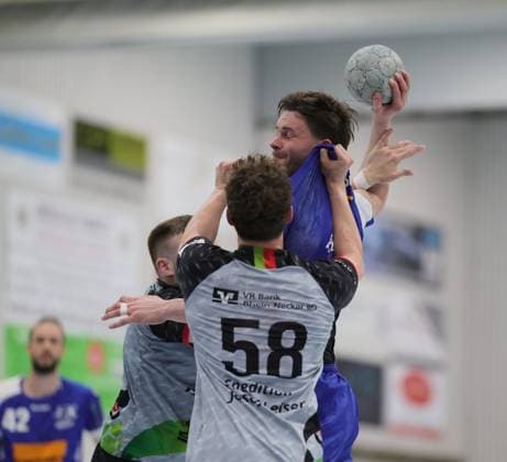 Deutschland - Kelkheim - Münster - 02.05.2026 Handball - Hessen - 3. Liga - Staffel Süd-West - Herren 2025 2026 (27. Spieltag) TSG Münster (blau) - HLZ Friesenheim-Hochdorf II (grau) v.l. Lars Hannes (FRIESENHEIM II - Nr. 7), Felix Köser (FRIESENHEIM II - Nr. 58), Jonas Schneider (TSG MÜNSTER - Nr. 5) TSG Münster - HLZ Friesenheim-Hochdorf II