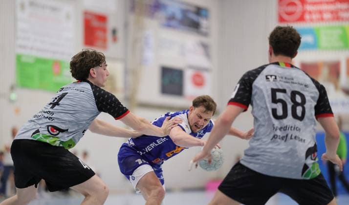 Deutschland - Kelkheim - Münster - 02.05.2026 Handball - Hessen - 3. Liga - Staffel Süd-West - Herren 2025 2026 (27. Spieltag) TSG Münster (blau) - HLZ Friesenheim-Hochdorf II (grau) v.l. Lars Thiele (FRIESENHEIM II - Nr. 4), Jonas Ulshöfer (TSG MÜNSTER - Nr. 13), Felix Köser (FRIESENHEIM II - Nr. 58) TSG Münster - HLZ Friesenheim-Hochdorf II