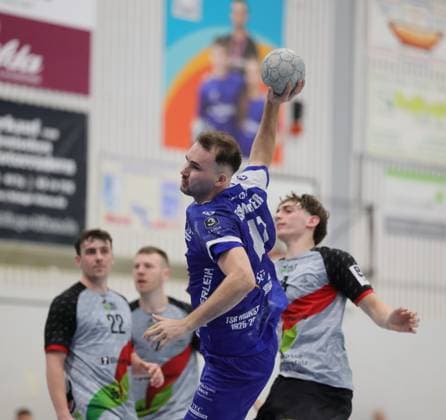 Deutschland - Kelkheim - Münster - 02.05.2026 Handball - Hessen - 3. Liga - Staffel Süd-West - Herren 2025 2026 (27. Spieltag) TSG Münster (blau) - HLZ Friesenheim-Hochdorf II (grau) v.l. Kenneth Fuhrig (TSG MÜNSTER - Nr. 17) TSG Münster - HLZ Friesenheim-Hochdorf II