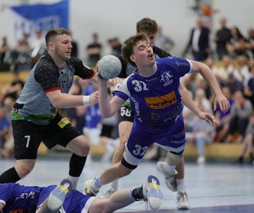 Deutschland - Kelkheim - Münster - 02.05.2026 Handball - Hessen - 3. Liga - Staffel Süd-West - Herren 2025 2026 (27. Spieltag) TSG Münster (blau) - HLZ Friesenheim-Hochdorf II (grau) v.l. Lennart Liebeck (TSG MÜNSTER - Nr. 32) TSG Münster - HLZ Friesenheim-Hochdorf II