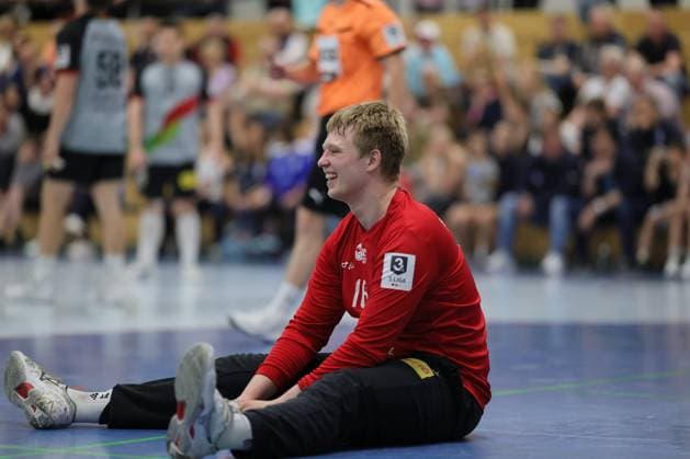 Deutschland - Kelkheim - Münster - 02.05.2026 Handball - Hessen - 3. Liga - Staffel Süd-West - Herren 2025 2026 (27. Spieltag) TSG Münster (blau) - HLZ Friesenheim-Hochdorf II (grau) v.l. Philipp Wenning (FRIESENHEIM II - Nr. 16) TSG Münster - HLZ Friesenheim-Hochdorf II