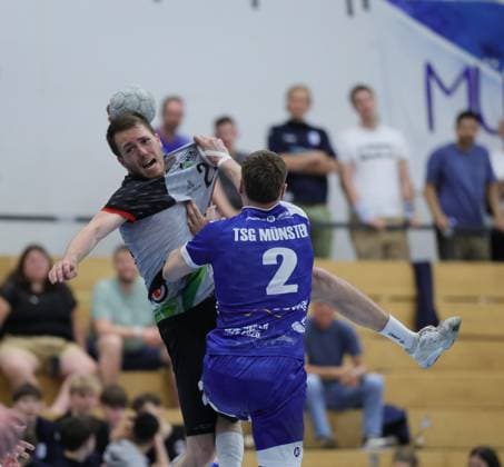 Deutschland - Kelkheim - Münster - 02.05.2026 Handball - Hessen - 3. Liga - Staffel Süd-West - Herren 2025 2026 (27. Spieltag) TSG Münster (blau) - HLZ Friesenheim-Hochdorf II (grau) v.l. Niclas Josten (FRIESENHEIM II - Nr. 24), Timo Treber (TSG MÜNSTER - Nr. 2) TSG Münster - HLZ Friesenheim-Hochdorf II