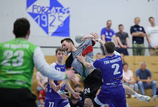 Deutschland - Kelkheim - Münster - 02.05.2026 Handball - Hessen - 3. Liga - Staffel Süd-West - Herren 2025 2026 (27. Spieltag) TSG Münster (blau) - HLZ Friesenheim-Hochdorf II (grau) v.l. Niclas Josten (FRIESENHEIM II - Nr. 24), Timo Treber (TSG MÜNSTER - Nr. 2) TSG Münster - HLZ Friesenheim-Hochdorf II