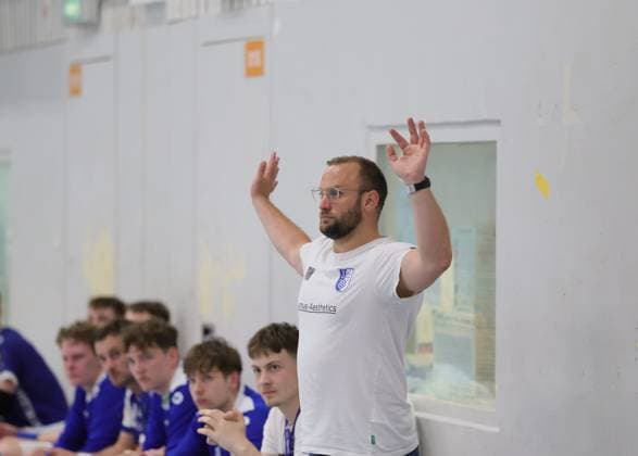 Deutschland - Kelkheim - Münster - 02.05.2026 Handball - Hessen - 3. Liga - Staffel Süd-West - Herren 2025 2026 (27. Spieltag) TSG Münster (blau) - HLZ Friesenheim-Hochdorf II (grau) v.l. Trainer Daniel Wernig (TSG MÜNSTER) TSG Münster - HLZ Friesenheim-Hochdorf II