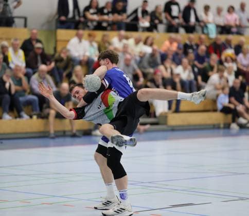 Deutschland - Kelkheim - Münster - 02.05.2026 Handball - Hessen - 3. Liga - Staffel Süd-West - Herren 2025 2026 (27. Spieltag) TSG Münster (blau) - HLZ Friesenheim-Hochdorf II (grau) v.l. Niclas Josten (FRIESENHEIM II - Nr. 24), Matic Grusovnik (TSG MÜNSTER - Nr. 10) TSG Münster - HLZ Friesenheim-Hochdorf II