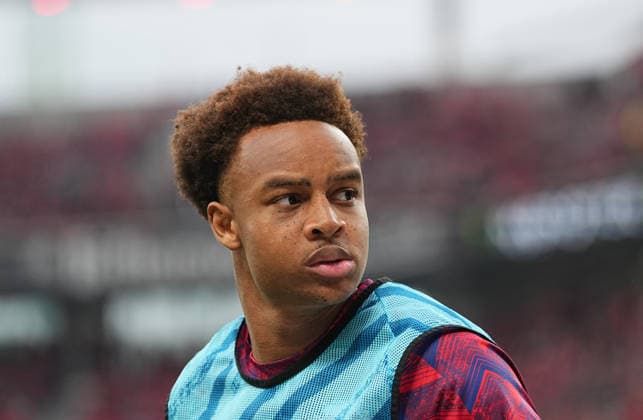 Assan Ouedraogo (RB Leipzig) schaut waehrend des spiels der 1.Bundesliga zwischen Bayer Leverkusen gegen RB Leipzig, BayArena, Leverkusen, Germany am 02. May 2026. (Foto von Thor Wegner DeFodi Images) +++ Assan Ouedraogo (RB Leipzig) looks on during Bayer Leverkusen and RB Leipzig,1.Bundesliga, at BayArena, Leverkusen, Germany on May 2, 2026. Thor Wegner DeFodi Images . (Photo by DeFodi Images) -