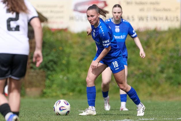 Lana Hubbeling (SV Meppen, 18) am Ball, Einzelbild, Ganzkörper, Aktion, Action, Spielszene, DIE DFB-RICHTLINIEN UNTERSAGEN JEGLICHE NUTZUNG VON FOTOS ALS SEQUENZBILDER UND ODER VIDEOÄHNLICHE FOTOSTRECKEN. DFB REGULATIONS PROHIBIT ANY USE OF PHOTOGRAPHS AS IMAGE SEQUENCES AND OR QUASI-VIDEO., 03.05.2026, Meppen (Deutschland), Fussball, 2. Frauen-Bundesliga, SV Meppen - FC Ingolstadt 04