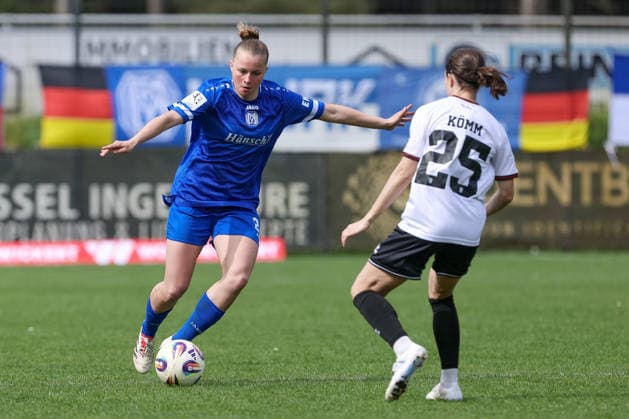v.li.: Lilly Bartke (SV Meppen, 24) und Annika Kömm (FC Ingolstadt, 25) im Zweikampf, Duell, Dynamik, Aktion, Action, Spielszene, DIE DFB-RICHTLINIEN UNTERSAGEN JEGLICHE NUTZUNG VON FOTOS ALS SEQUENZBILDER UND ODER VIDEOÄHNLICHE FOTOSTRECKEN. DFB REGULATIONS PROHIBIT ANY USE OF PHOTOGRAPHS AS IMAGE SEQUENCES AND OR QUASI-VIDEO., 03.05.2026, Meppen (Deutschland), Fussball, 2. Frauen-Bundesliga, SV Meppen - FC Ingolstadt 04